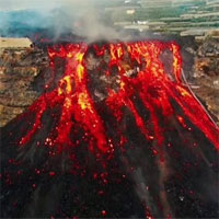 Kinh hoàng các khối dung nham khổng lồ của núi lửa rơi xuống, mặt đất rung chuyển ầm ầm