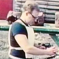 Video: Nhà phát minh tự bắn mình để quảng bá áo chống đạn