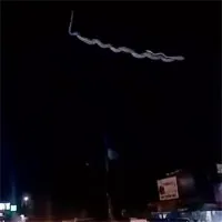 Video: Trăn khổng lồ đu mình trên dây điện khiến người dân kinh hãi