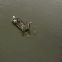 Con thuyền vừa đi tới, hàng trăm con cá bỗng đồng loạt nhảy lên khỏi mặt nước: Kết quả vớt không xuể!