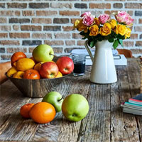 Vì sao đặt hoa cạnh trái cây tươi lại nhanh héo?