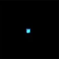 Kỳ lạ khối lập phương phát sáng giữa bầu trời đêm, có phải UFO?
