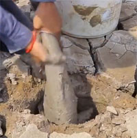 Cầm cây gõ nhẹ từng tảng bùn khô, người đàn ông thu hoạch bất ngờ khi lật chúng lên