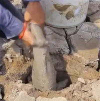 Cầm cây gõ nhẹ từng tảng bùn khô, người đàn ông thu hoạch bất ngờ khi lật chúng lên