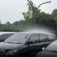 Mưa trút ầm ầm xuống duy nhất một chiếc xe trong bãi, tưởng trò đùa ai ngờ là hiện tượng siêu hiếm