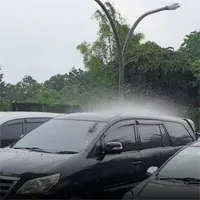Mưa trút ầm ầm xuống duy nhất một chiếc xe trong bãi, tưởng trò đùa ai ngờ là hiện tượng siêu hiếm