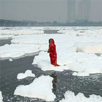 Bọt độc hại bao phủ dòng sông thiêng Ấn Độ