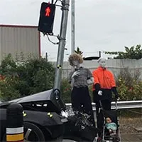 Thiết kế đèn giao thông hấp thụ lực cứu người bị tai nạn