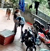 Người đàn ông bất ngờ bị con trăn 