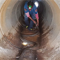 Người đàn ông mạo hiểm chui vào ống cống, bên trong là sinh vật có thể giết chết 1 con voi