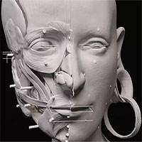 Bí ẩn người phụ nữ quyền lực với đôi bông tai khổng lồ