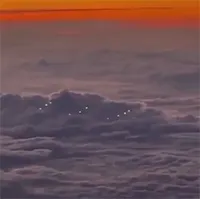 Phi công ghi lại cảnh bất thường trên bầu trời, nghi ngờ là UFO