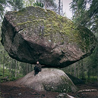 Kỳ lạ tảng đá khổng lồ nằm chênh vênh như sắp lăn nhưng đẩy mãi không đổ