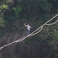 Thót tim xem người đàn ông đi trên dây giữa hai đỉnh núi cao chót vót
