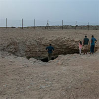 Hố tử thần sâu 100m giữa sa mạc ở Qatar