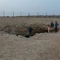 Hố tử thần sâu 100m giữa sa mạc ở Qatar