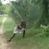 Người đàn ông "điên cuồng" quật chết rắn hổ mang chúa, lý do khiến ai cũng rưng rưng nước mắt