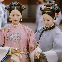 Vì sao phi tần đi lại trong cung thường phải có người đỡ tay?