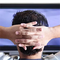 Nghiện xem TV làm tăng nguy cơ đông máu, làm tắc nghẽn tĩnh mạch