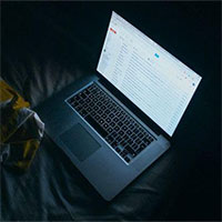 Tại sao ánh sáng xanh từ màn hình có thể gây lão hóa sớm?