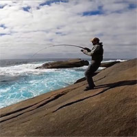 Mạo hiểm thả câu ở vách đá trên đảo, cần thủ vật vã kéo lên sinh vật 