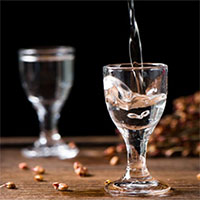 Công nghệ mới rút ngắn thời gian ủ rượu bạch tửu của Trung Quốc