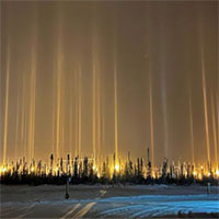 Hàng loạt cột sáng đâm thẳng lên bầu trời đêm