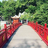Tại sao cầu Thê Húc được sơn màu đỏ, hướng về phía Mặt trời?