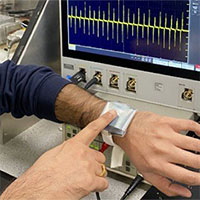 Thiết bị đeo tay thu năng lượng khi người dùng chuyển động