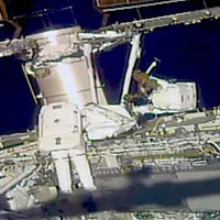 Phi hành gia NASA đi bộ 7 tiếng ngoài không gian