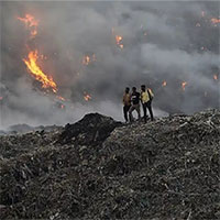 Khói độc tràn ngập bầu trời Delhi khi bãi rác khổng lồ bốc cháy