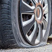 Vì sao nổ lốp trên cao tốc có thể gây lật xe?