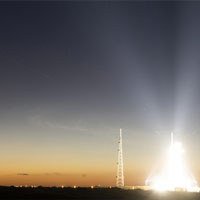 Trạm ISS bay qua phía trên tên lửa cao 98 m