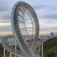 Cầu thang uốn lượn giống đường tàu lượn siêu tốc