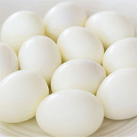 Làm nguội trứng luộc bằng nước lạnh có sao không?