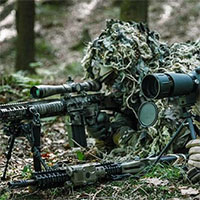 Tại sao khi rút, lính bắn tỉa có thể vứt súng nhưng phải giữ kính ngắm?