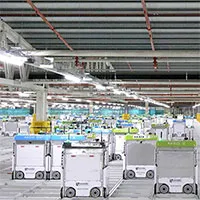 Cận cảnh 2.000 robot làm việc trong kho hàng như trong phim