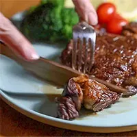 Phát minh ra loại dao bằng gỗ sắc hơn thép