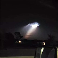 Bầu trời tối đen bỗng mở ra một khoảng sáng như “cổng Thiên Đường”, sự thật là gì?