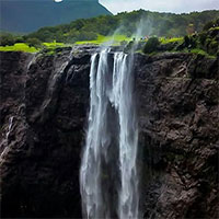 Thác nước cao 600m với dòng chảy bay ngược khi gió mùa về khiến du khách thích thú