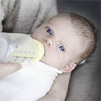 Vì sao không nên cho trẻ sơ sinh uống sữa bò?