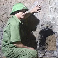 Phát hiện căn hầm bí ẩn ghép bằng những viên đá suối và đất sét giữa khu rừng già ở Nghệ An
