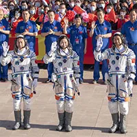Trung Quốc đưa 3 phi hành gia lên trạm vũ trụ mới