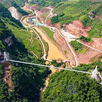 Cận cảnh cây cầu kính đi bộ dài nhất thế giới, du khách thử "cảm giác mạnh" khi thăm quan