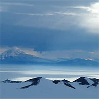 Lần đầu tiên phát hiện hạt vi nhựa trong tuyết rơi ở Nam Cực