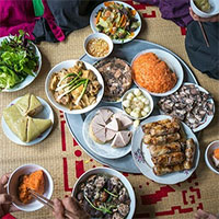 Ăn ngồi bệt trên sàn hay ngồi ghế tốt hơn? Lý giải thú vị từ chuyên gia
