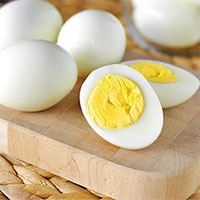 Tại sao khi luộc trứng thì protein của trứng lại bị đông đặc lại?