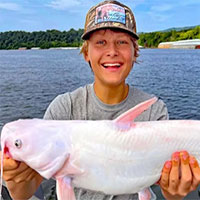 Cậu bé 15 tuổi câu được cá nheo lục trắng quý hiếm