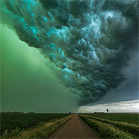 Bầu trời màu xanh lá cây hiếm thấy khi bão sắp đổ bộ
