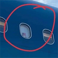 Cảnh báo trào lưu cài điện thoại ở cửa sổ máy bay để quay clip